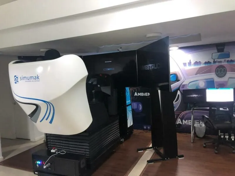 Simulador de conducción de inmersión total Simumak con cabina y pantallas panorámicas